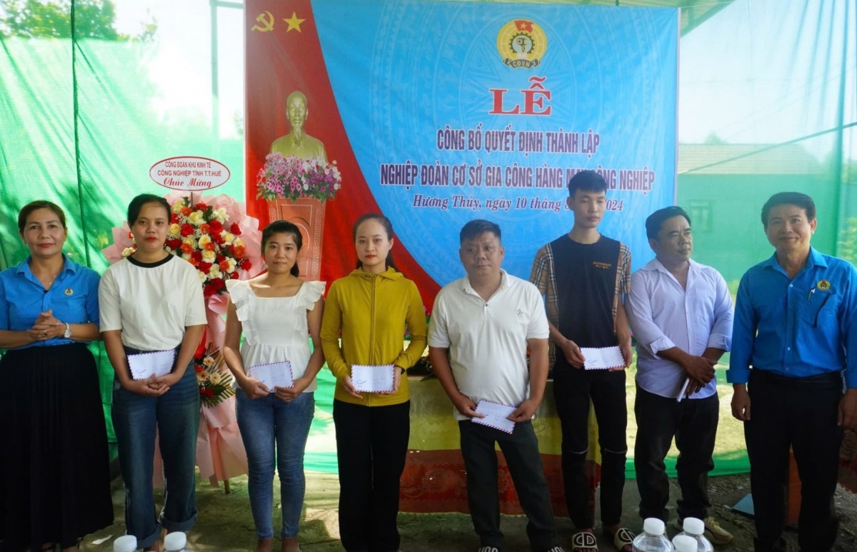 Thợ cắt tóc, thợ may và giáo viên tư thục vào nghiệp đoàn