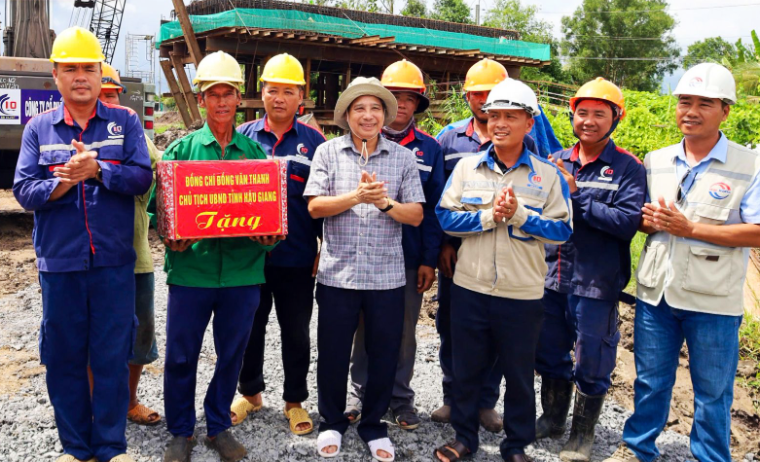 Công nhân hối hả trên công trường dịp lễ 2/9 Công nhân hối hả trên công trường dịp lễ 2/9