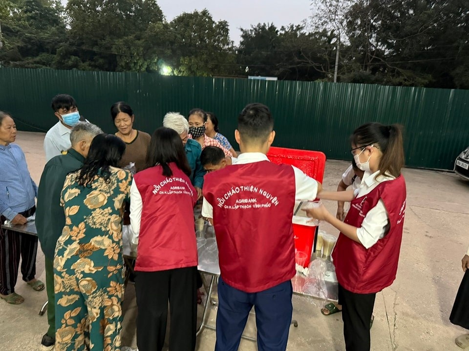 Nồi cháo tình thương của Công đoàn Agribank chi nhánh tỉnh Vĩnh Phúc