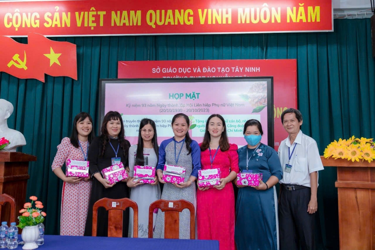 Có một Chủ tịch Công đoàn trường nhiệt huyết, tận tâm với nghề giáo Có một Chủ tịch Công đoàn trường nhiệt huyết, tận tâm với nghề giáo