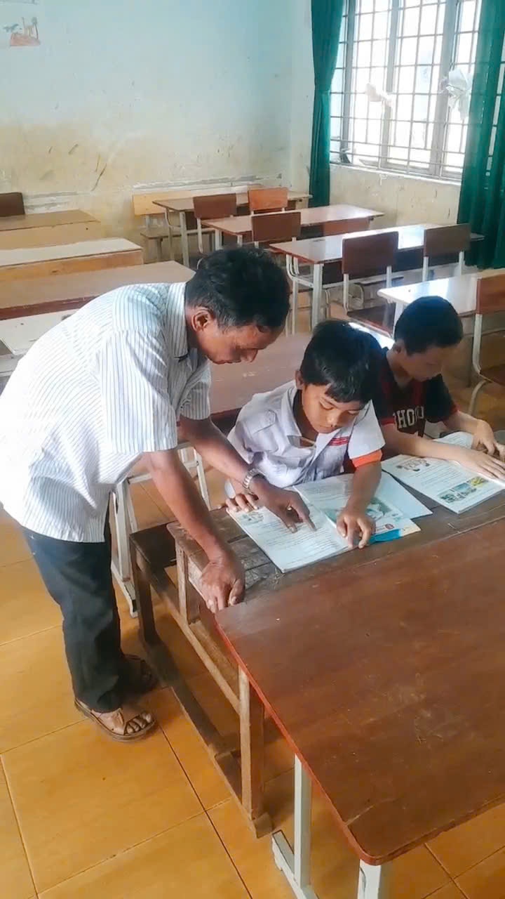 Kỳ 2: Khi thầy giáo nghèo ở Tây Nguyên làm... ông Bụt Kỳ 2: Khi thầy giáo nghèo ở Tây Nguyên làm... ông Bụt