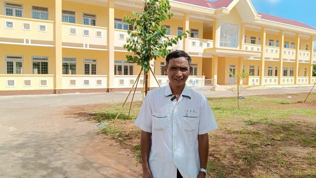 Kỳ 2: Khi thầy giáo nghèo ở Tây Nguyên làm... ông Bụt Kỳ 2: Khi thầy giáo nghèo ở Tây Nguyên làm... ông Bụt