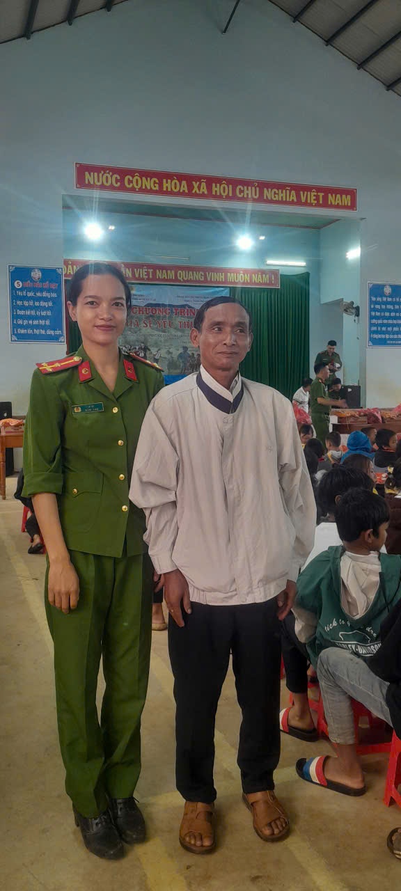 Kỳ 2: Khi thầy giáo nghèo ở Tây Nguyên làm... ông Bụt Kỳ 2: Khi thầy giáo nghèo ở Tây Nguyên làm... ông Bụt