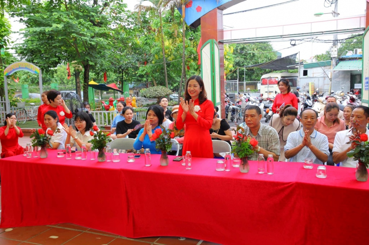 Cô hiệu trưởng thân thiện, gần gũi của trẻ mầm non Cô hiệu trưởng thân thiện, gần gũi của trẻ mầm non