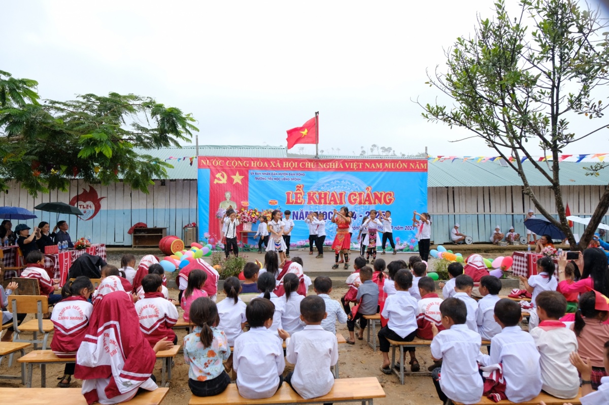 Những người thầy bền bỉ bám bản làng, “gieo con chữ” giữa rừng xanh Những người thầy bền bỉ bám bản làng, “gieo con chữ” giữa rừng xanh