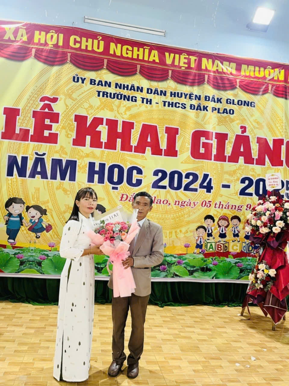 Kỳ 2: Khi thầy giáo nghèo ở Tây Nguyên làm... ông Bụt Kỳ 2: Khi thầy giáo nghèo ở Tây Nguyên làm... ông Bụt