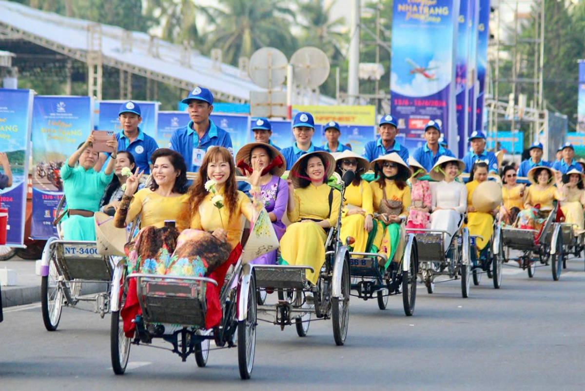 Nghiệp đoàn Xích lô du lịch Nha Trang tham gia diễu hành trên phố.