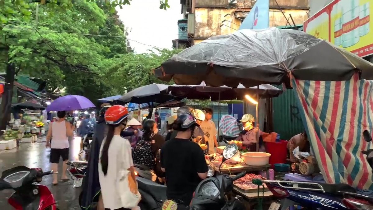 Người lao động hối hả tích trữ thực phẩm trước Người lao động hối hả tích trữ thực phẩm trước