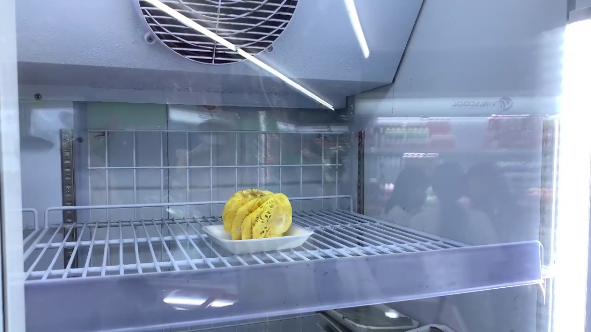 Người lao động hối hả tích trữ thực phẩm trước Người lao động hối hả tích trữ thực phẩm trước