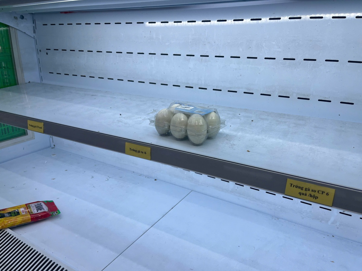 Người lao động hối hả tích trữ thực phẩm trước Người lao động hối hả tích trữ thực phẩm trước