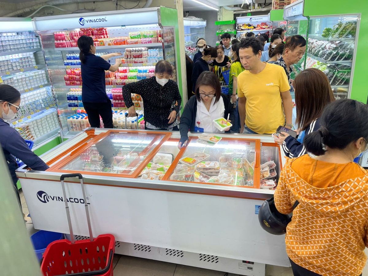 Người lao động hối hả tích trữ thực phẩm trước Người lao động hối hả tích trữ thực phẩm trước