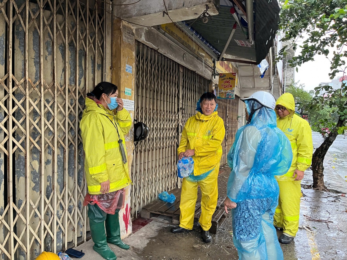 Công nhân thoát nước giữa siêu bão Yagi: “Chút nhọc nhằn này có sá gì?”