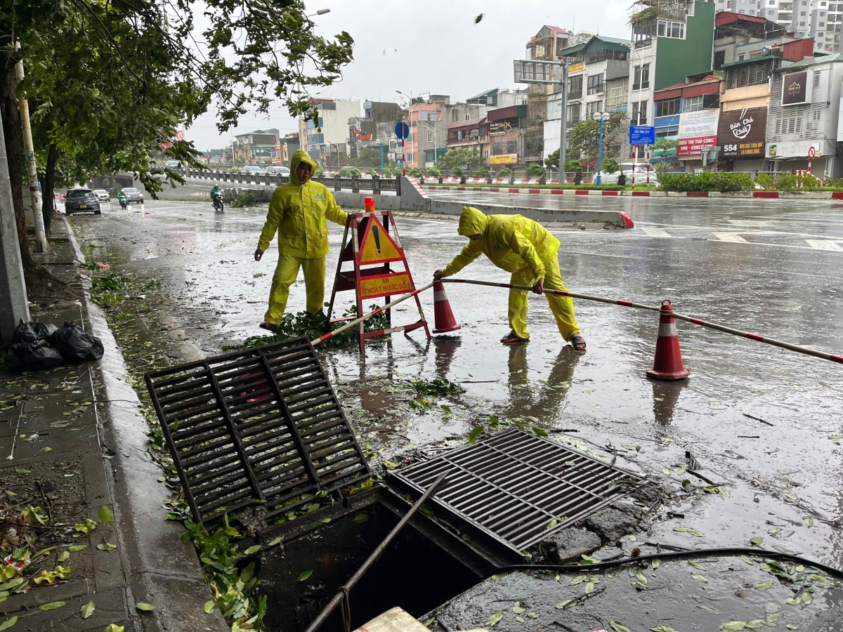Công nhân thoát nước giữa siêu bão Yagi: “Chút nhọc nhằn này có sá gì?”
