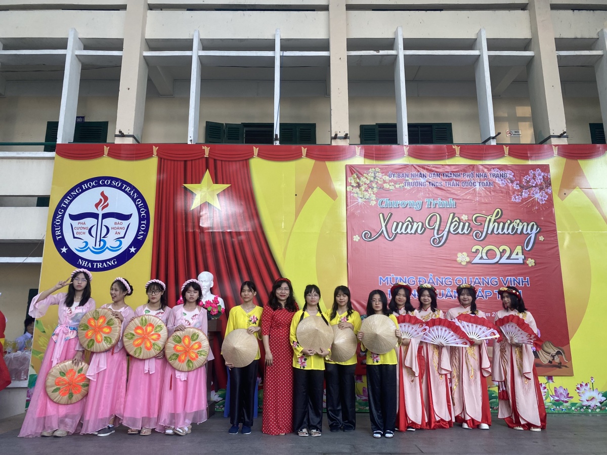 Tấm gương cán bộ Công đoàn năng động, sáng tạo của Trường THCS Trần Quốc Toản Tấm gương cán bộ Công đoàn năng động, sáng tạo của Trường THCS Trần Quốc Toản