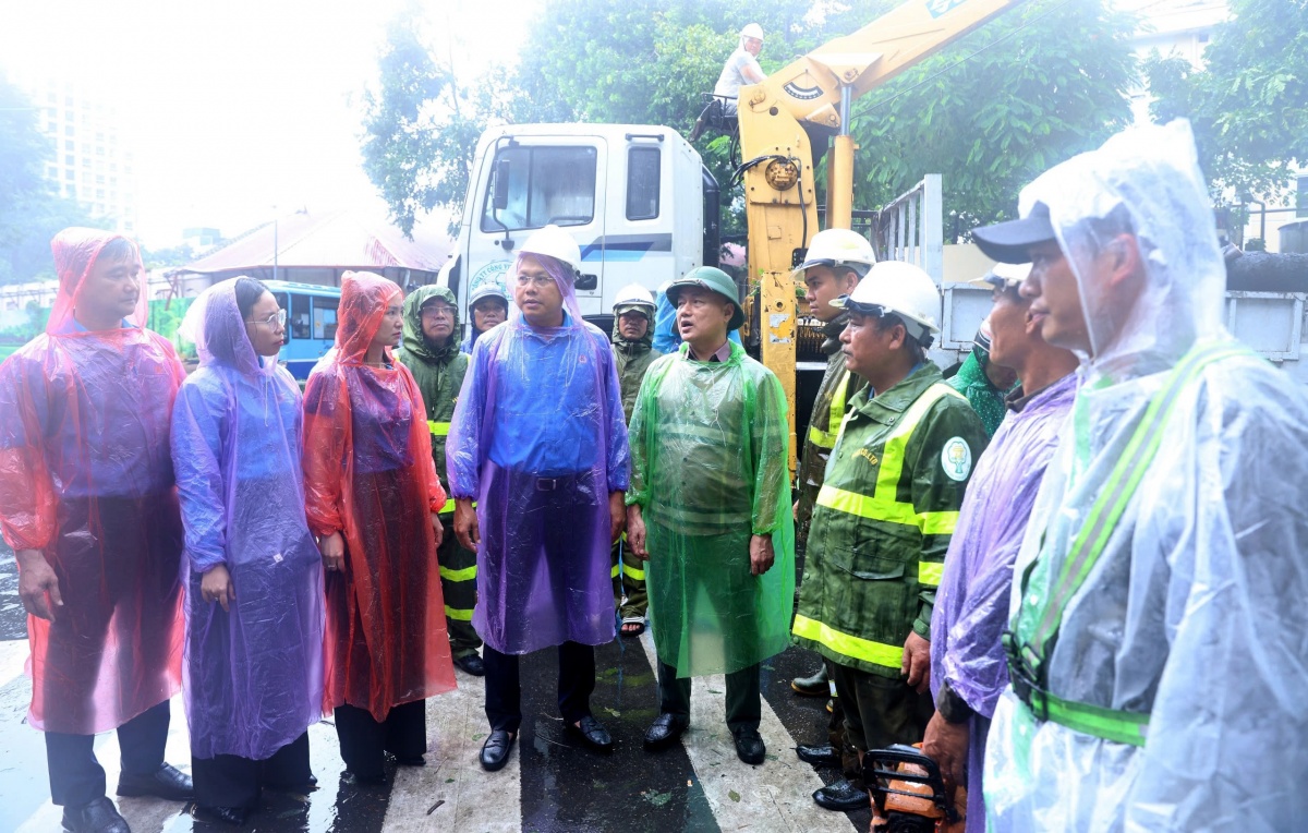 Kịp thời thăm hỏi, động viên công nhân Thủ đô làm nhiệm vụ khắc phục hậu quả bão số 3