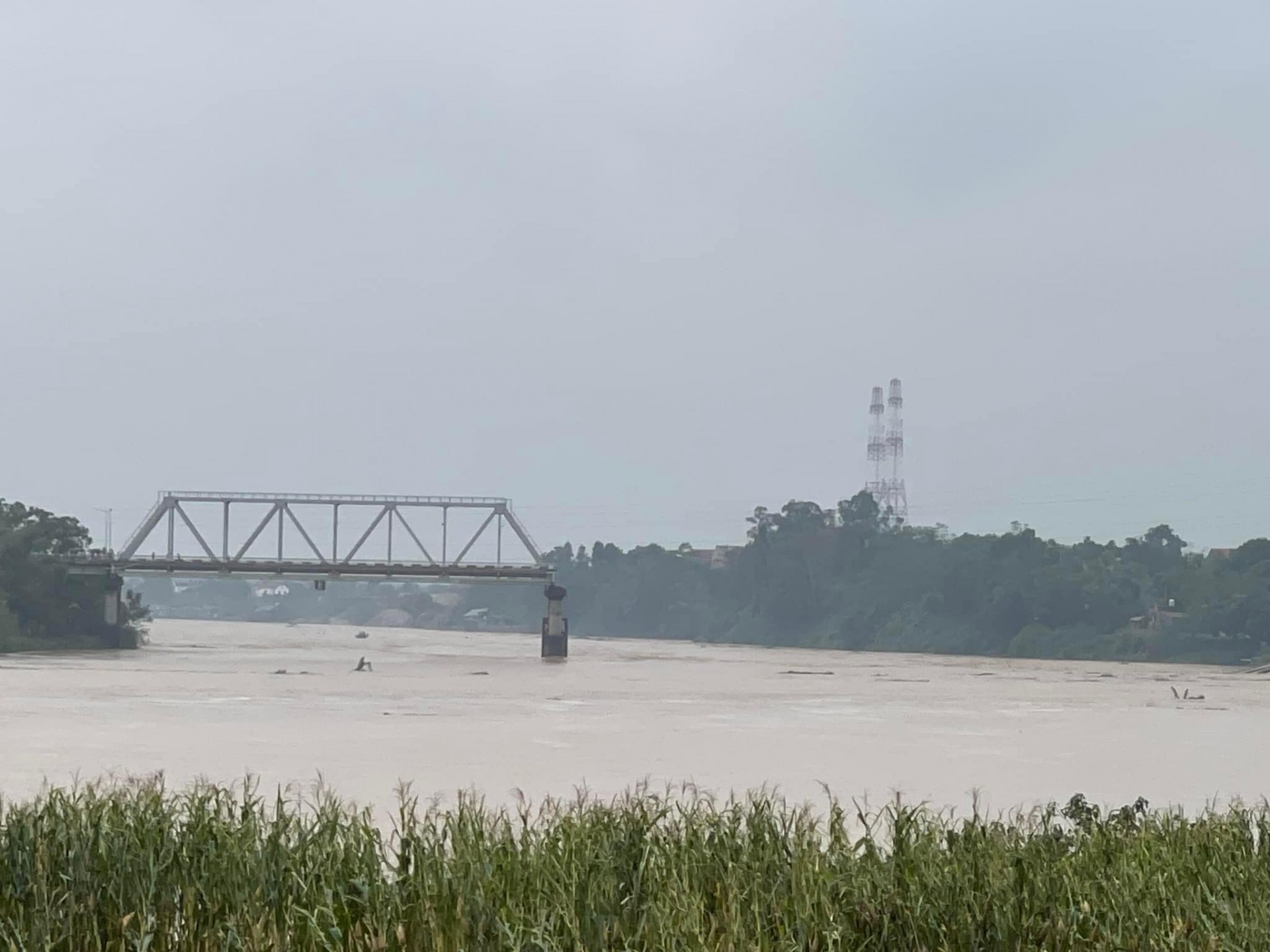 Sập cầu Phong Châu khi có nhiều ô tô, xe máy đang lưu thông Sập cầu Phong Châu khi có nhiều ô tô, xe máy đang lưu thông