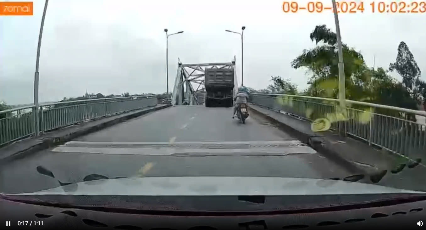 Clip ghi lại khoảnh khắc cầu Phong Châu: 1 xe khách và 1 xe tải rơi xuống sông Clip ghi lại khoảnh khắc cầu Phong Châu: 1 xe khách và 1 xe tải rơi xuống sông