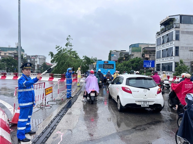 Nước sông dâng cao, nhiều địa phương cấm, hạn chế các phương tiện lưu thông qua cầu