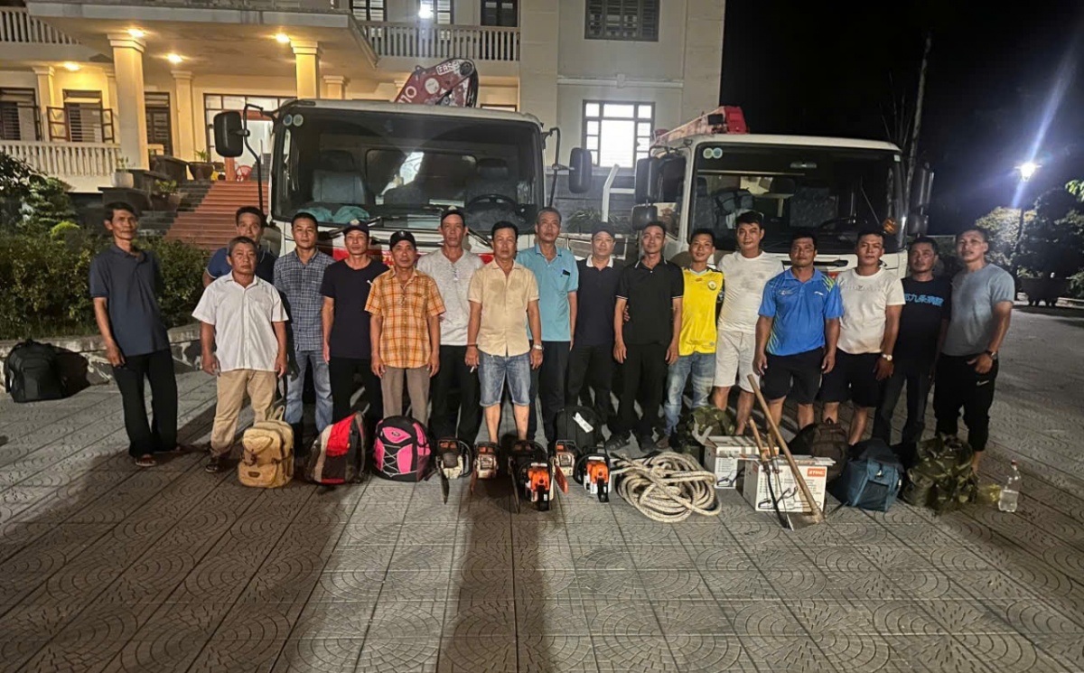 Người miền Trung ra Bắc khắc phục hậu quả bão lũ: Người miền Trung ra Bắc khắc phục hậu quả bão lũ: