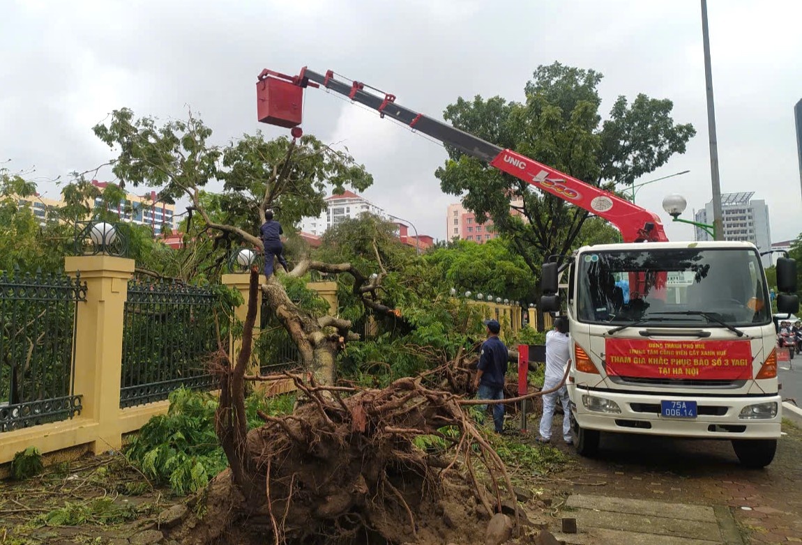 Người miền Trung ra Bắc khắc phục hậu quả bão lũ: Người miền Trung ra Bắc khắc phục hậu quả bão lũ: