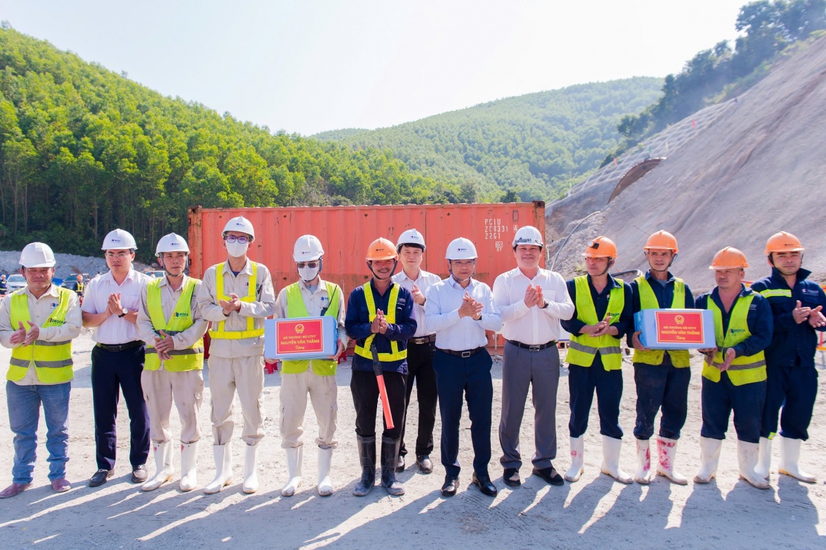 Những người thợ sống trong lòng núi Những người thợ sống trong lòng núi