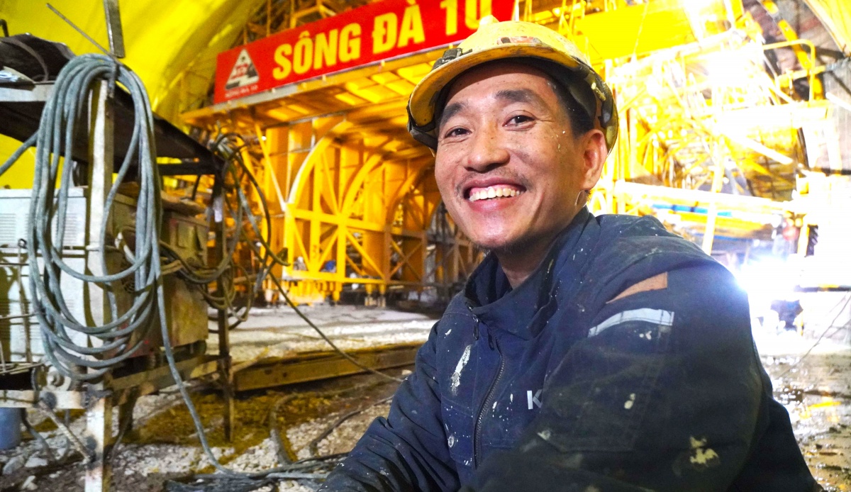 Những người thợ sống trong lòng núi Những người thợ sống trong lòng núi