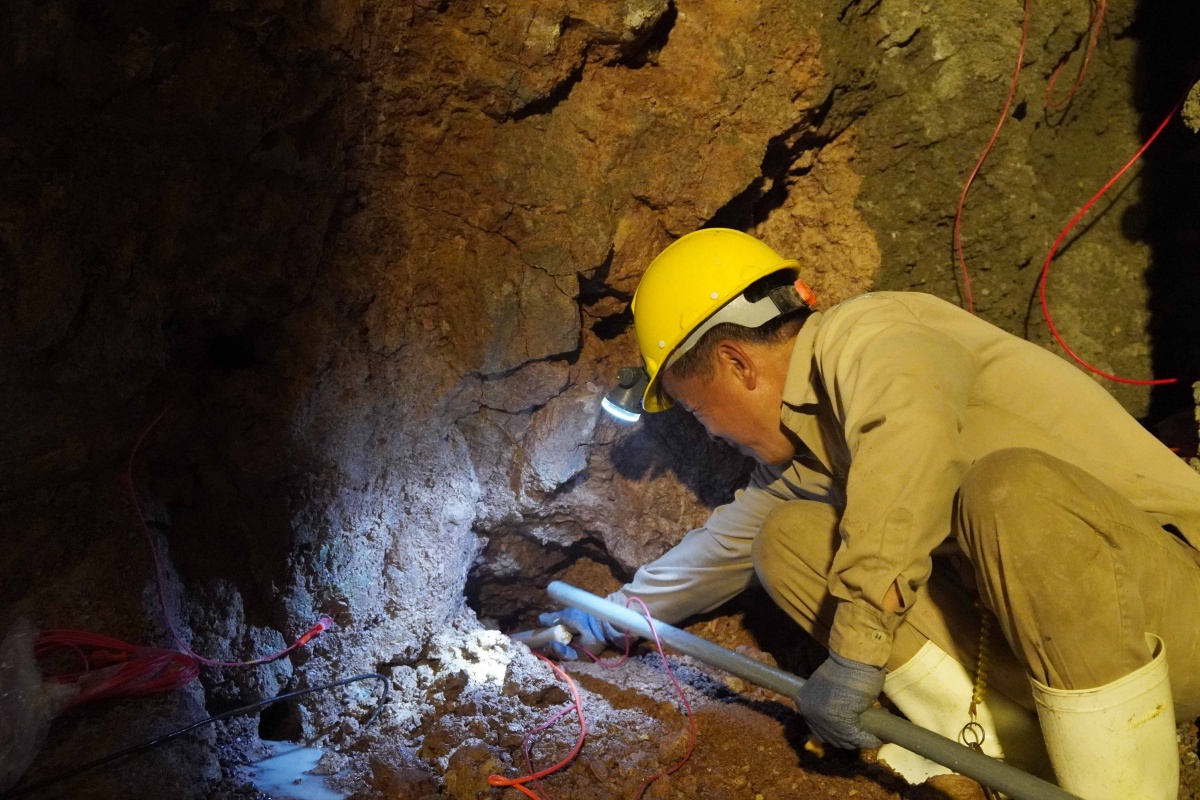 Những người thợ sống trong lòng núi