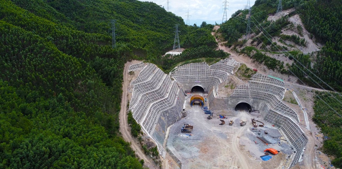 Những người thợ sống trong lòng núi Những người thợ sống trong lòng núi