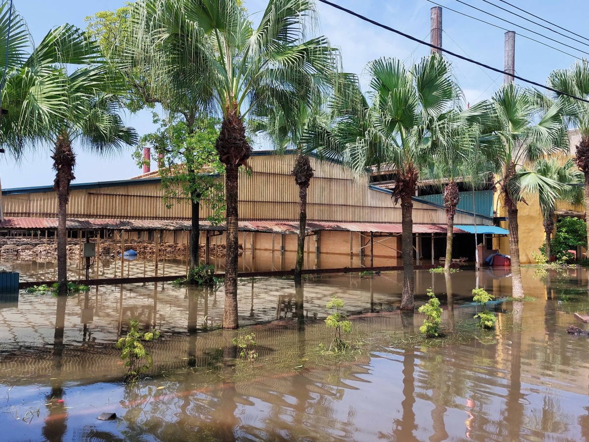 Chủ tịch LĐLĐ TP Hà Nội trao hỗ trợ cho người lao động bị ảnh hưởng bởi bão lũ