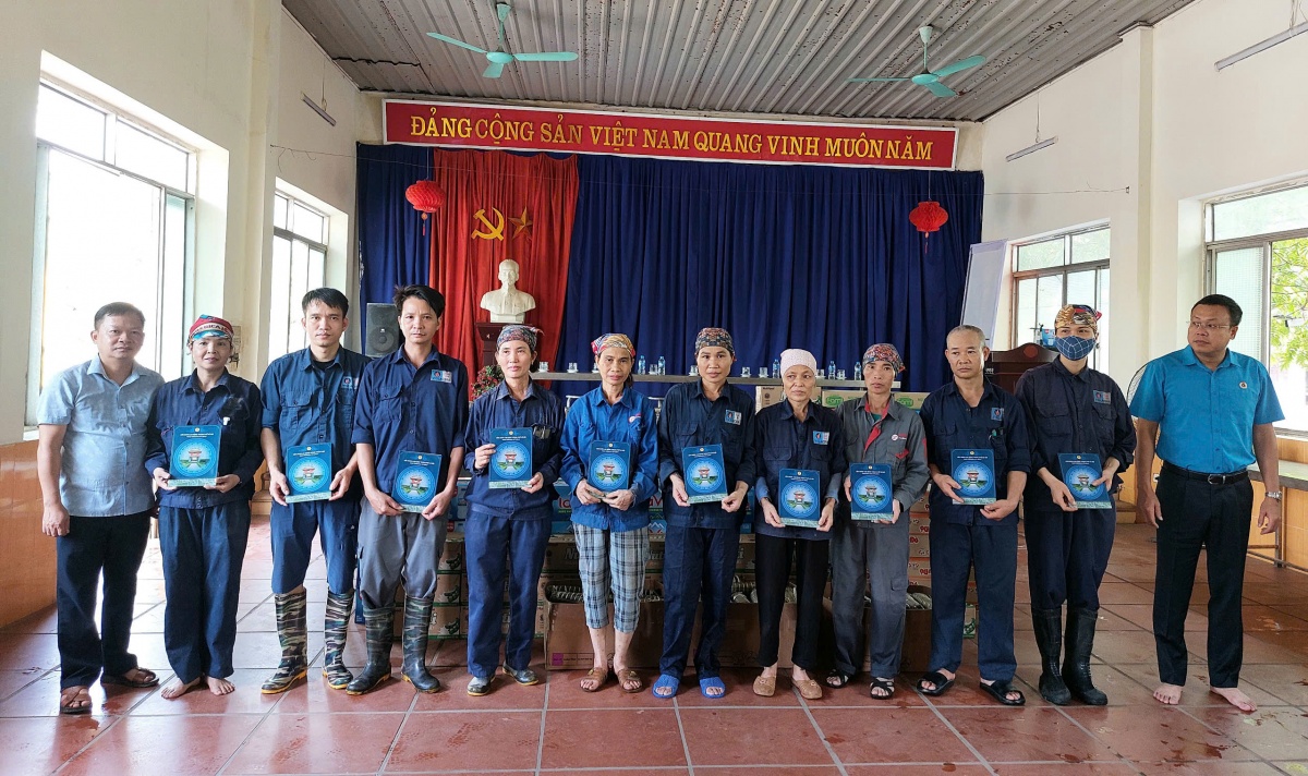 Chủ tịch LĐLĐ TP Hà Nội trao hỗ trợ cho người lao động bị ảnh hưởng bởi bão lũ