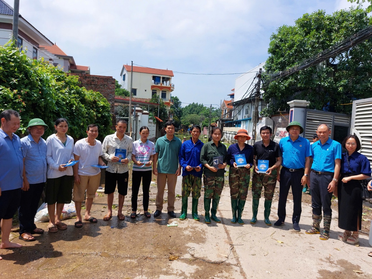Chủ tịch LĐLĐ TP Hà Nội trao hỗ trợ cho người lao động bị ảnh hưởng bởi bão lũ