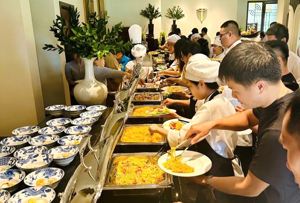 Cán bộ công đoàn vào bếp phục vụ đoàn viên, người lao động Cán bộ công đoàn vào bếp phục vụ đoàn viên, người lao động