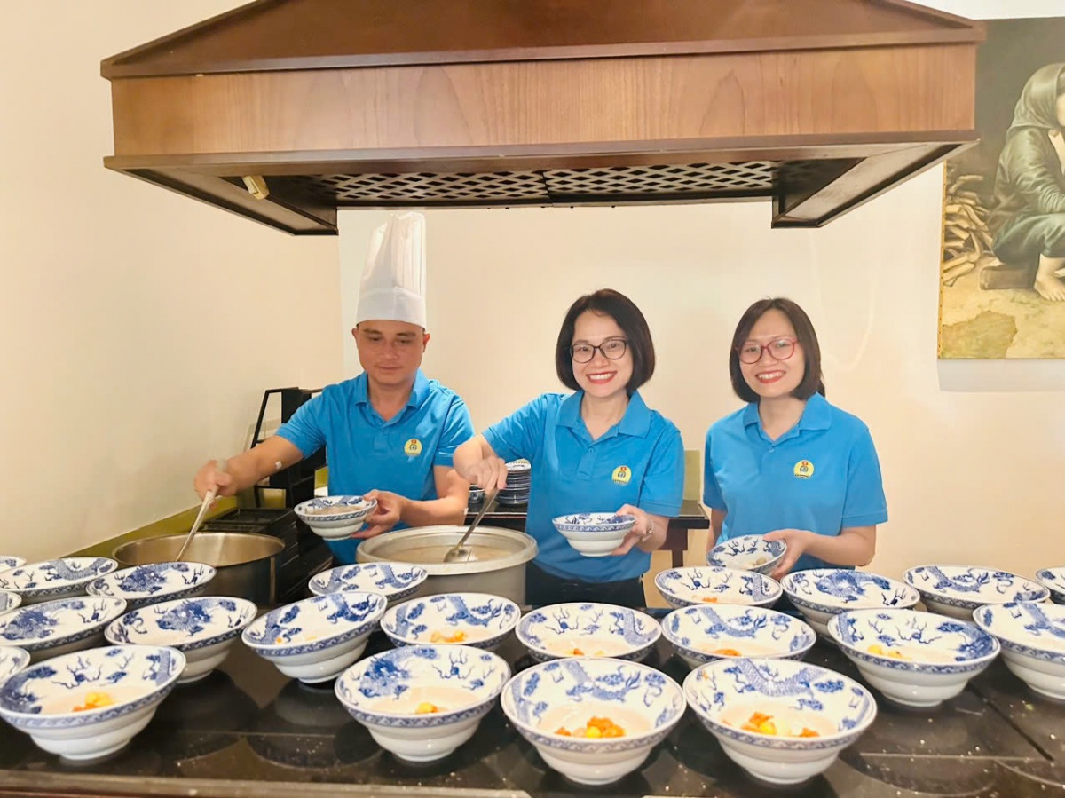 Cán bộ công đoàn vào bếp phục vụ đoàn viên, người lao động Cán bộ công đoàn vào bếp phục vụ đoàn viên, người lao động