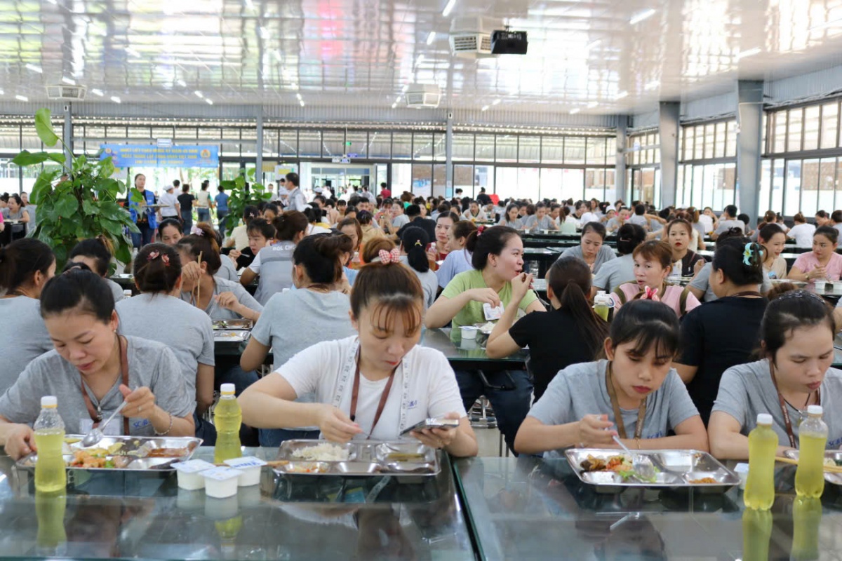 Cán bộ công đoàn vào bếp phục vụ đoàn viên, người lao động Cán bộ công đoàn vào bếp phục vụ đoàn viên, người lao động