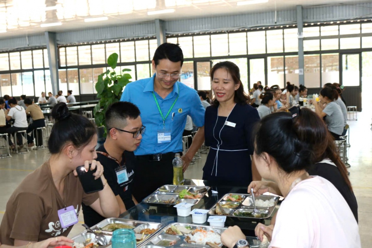 Cán bộ công đoàn vào bếp phục vụ đoàn viên, người lao động Cán bộ công đoàn vào bếp phục vụ đoàn viên, người lao động