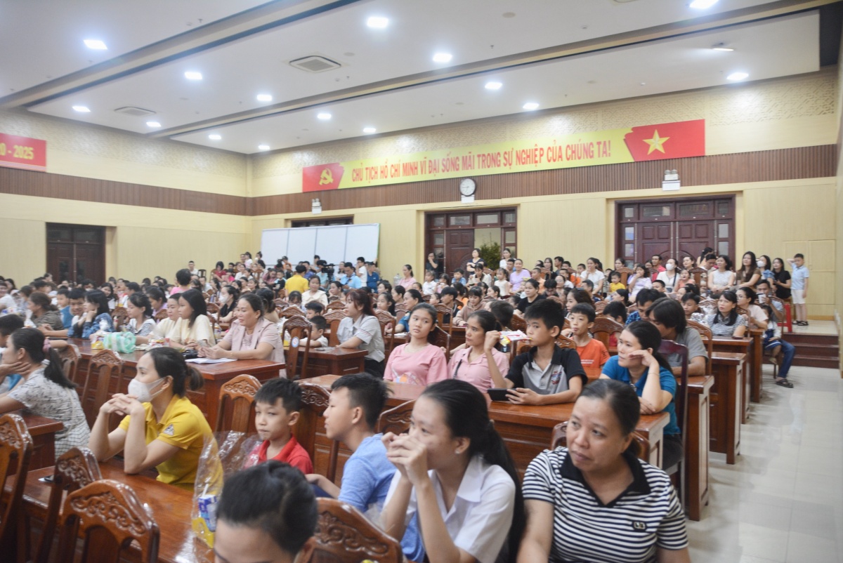Đà Nẵng: Công đoàn trao 430 suất quà Trung thu cho con đoàn viên, người lao động khó khăn Đà Nẵng: Công đoàn trao 430 suất quà Trung thu cho con đoàn viên khó khăn