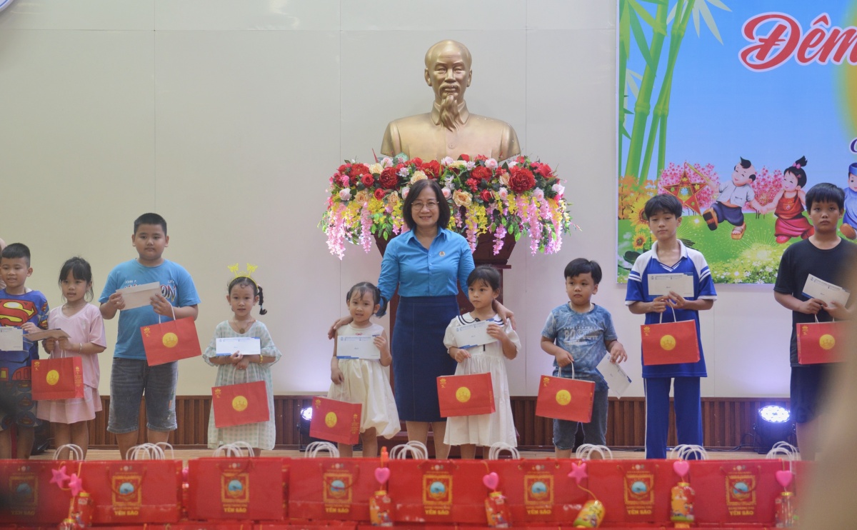 Đà Nẵng: Công đoàn trao 430 suất quà Trung thu cho con đoàn viên khó khăn Đà Nẵng: Công đoàn trao 430 suất quà Trung thu cho con đoàn viên khó khăn