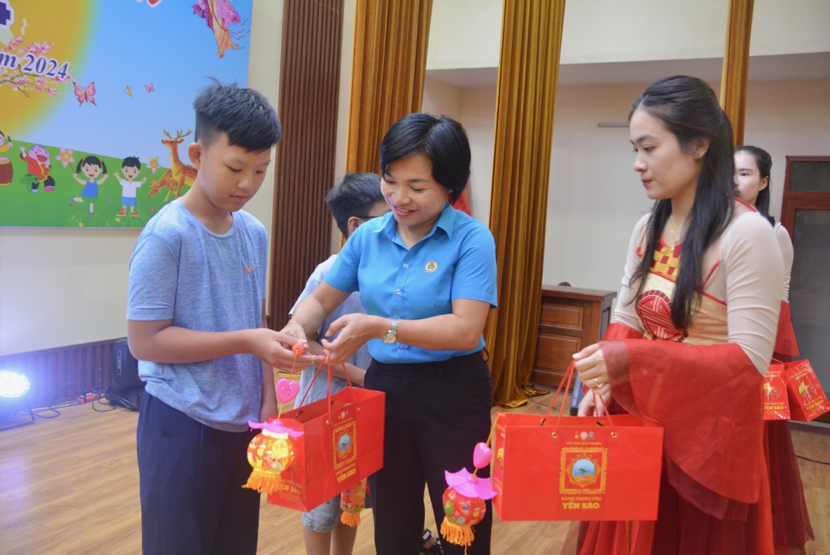 Đà Nẵng: Công đoàn trao 430 suất quà Trung thu cho con đoàn viên khó khăn Đà Nẵng: Công đoàn trao 430 suất quà Trung thu cho con đoàn viên khó khăn