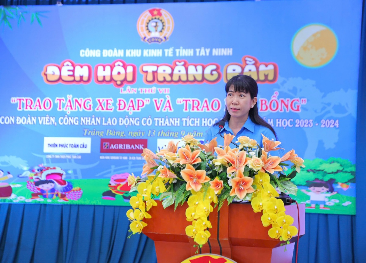 Trao xe đạp, học bổng cho con đoàn viên khó khăn dịp Trung thu Trao xe đạp, học bổng cho con đoàn viên khó khăn dịp Trung thu