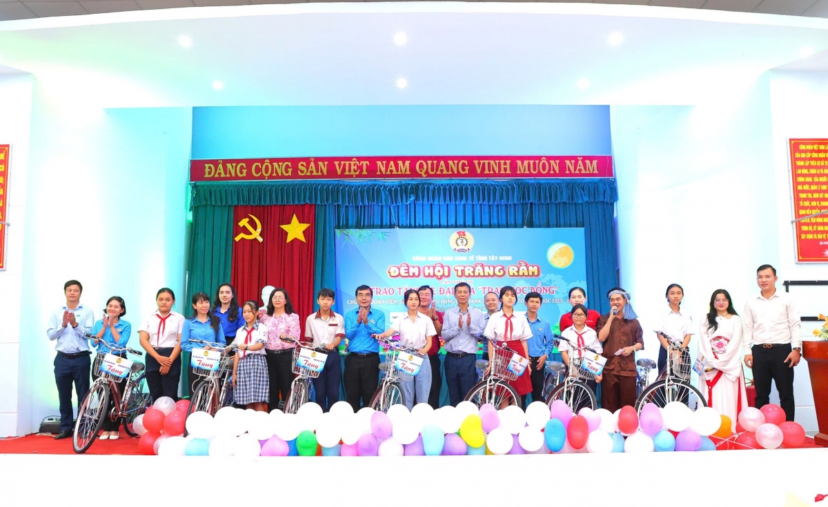 Trao xe đạp, học bổng cho con đoàn viên khó khăn dịp Trung thu Trao xe đạp, học bổng cho con đoàn viên khó khăn dịp Trung thu