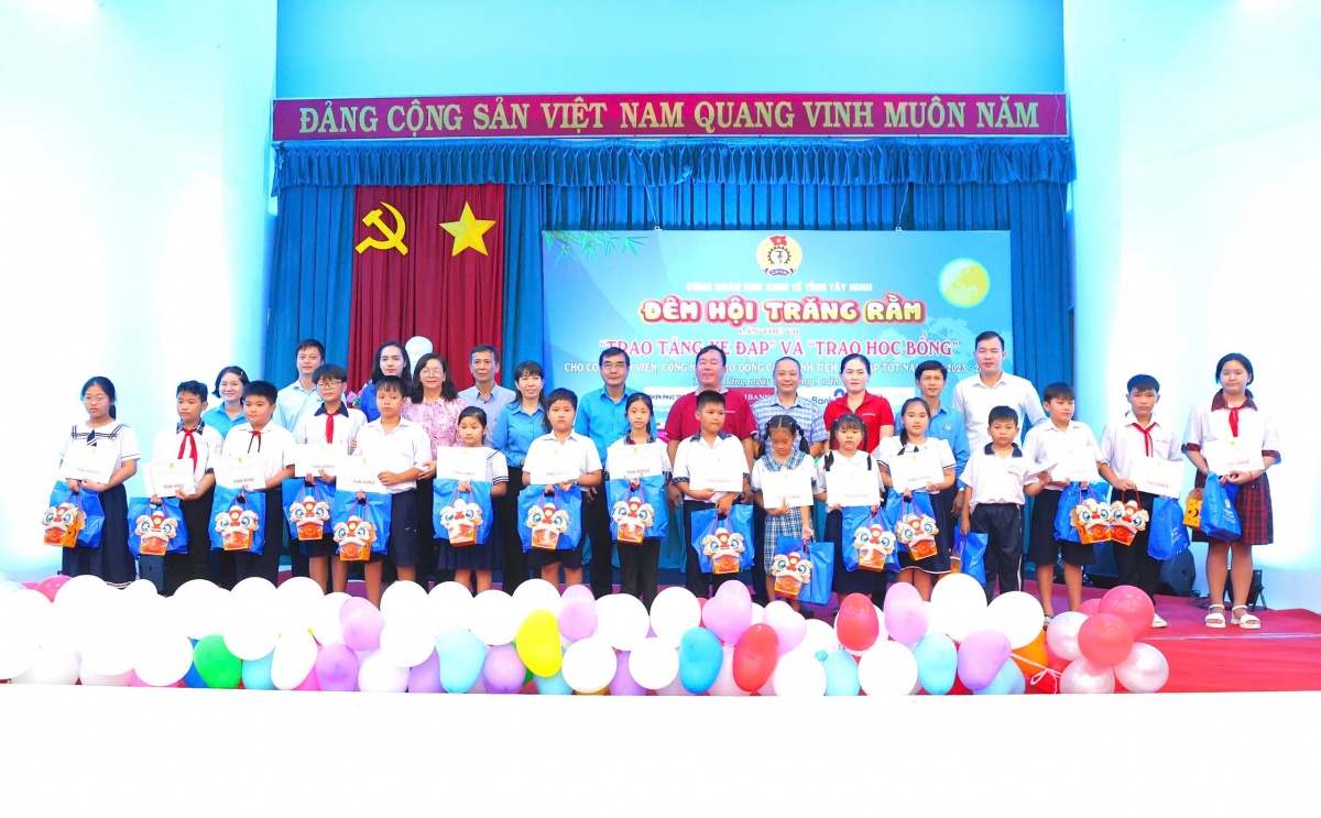 Trao xe đạp, học bổng cho con đoàn viên khó khăn dịp Trung thu Trao xe đạp, học bổng cho con đoàn viên khó khăn dịp Trung thu