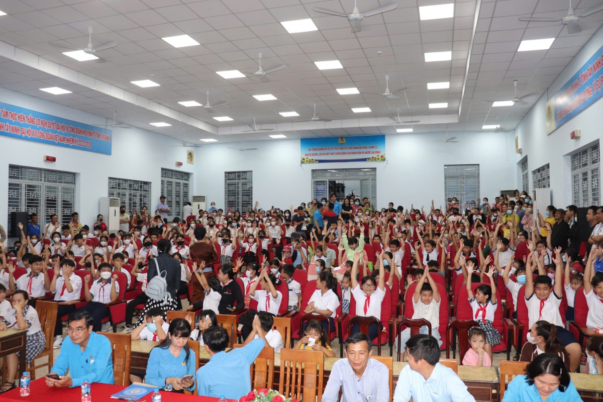 Trao xe đạp, học bổng cho con đoàn viên khó khăn dịp Trung thu Trao xe đạp, học bổng cho con đoàn viên khó khăn dịp Trung thu