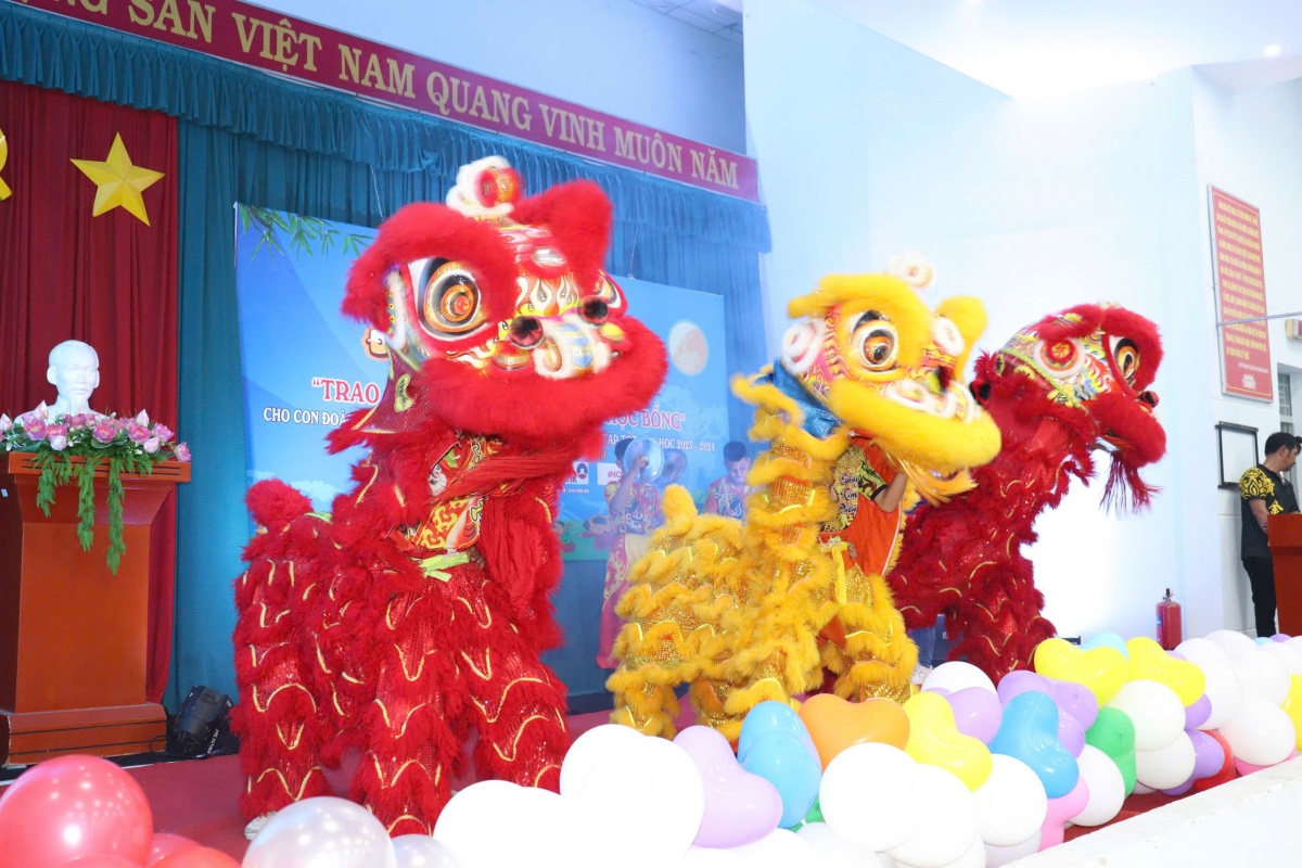 Trao xe đạp, học bổng cho con đoàn viên khó khăn dịp Trung thu Trao xe đạp, học bổng cho con đoàn viên khó khăn dịp Trung thu