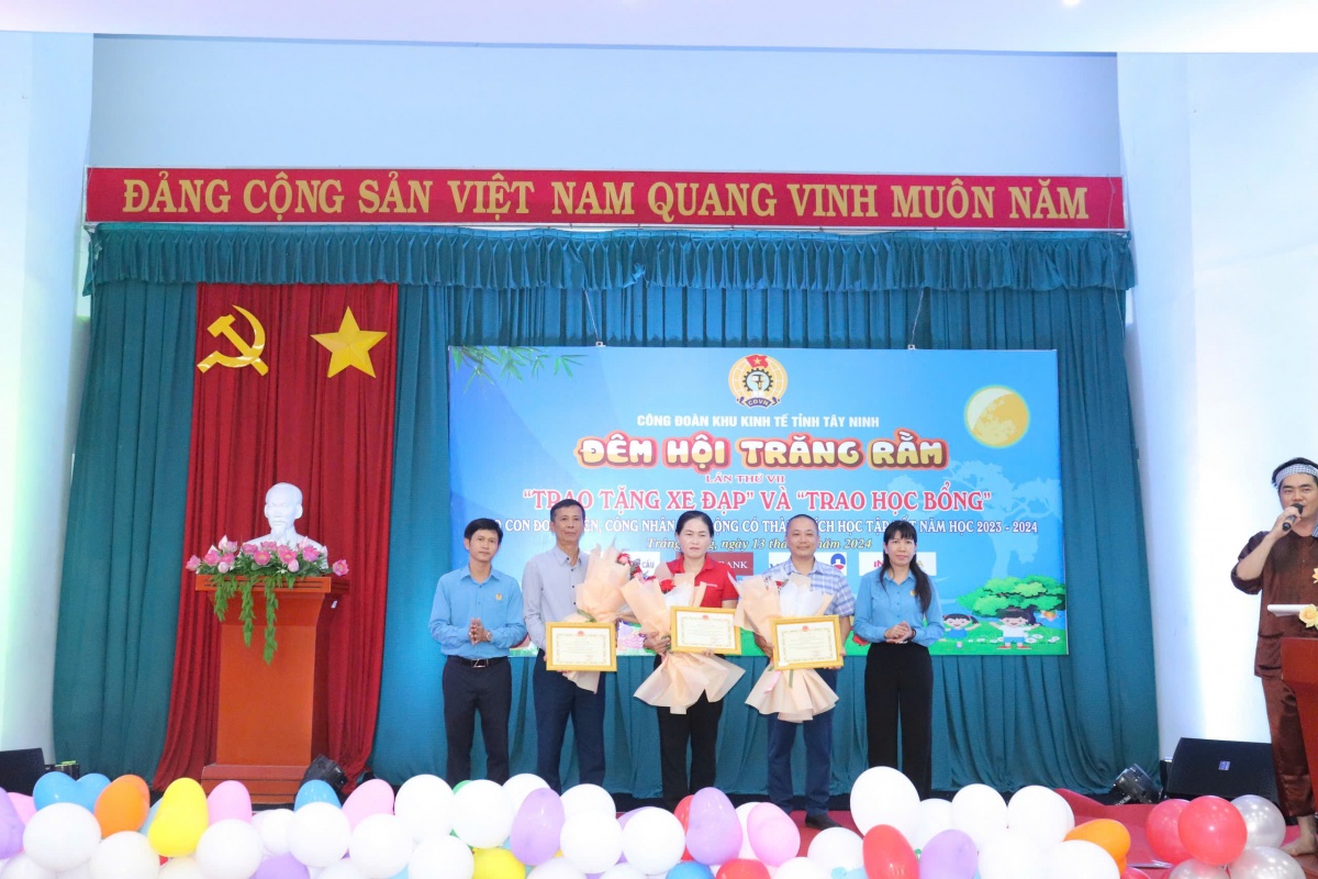Trao xe đạp, học bổng cho con đoàn viên khó khăn dịp Trung thu Trao xe đạp, học bổng cho con đoàn viên khó khăn dịp Trung thu