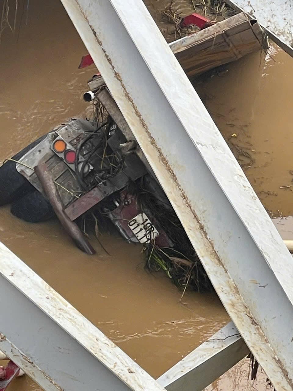 Đang tiến hành trục vớt xe đầu kéo rơi xuống sông trong vụ sập cầu Phong Châu Đang tiến hành trục vớt xe đầu kéo rơi xuống sông trong vụ sập cầu Phong Châu