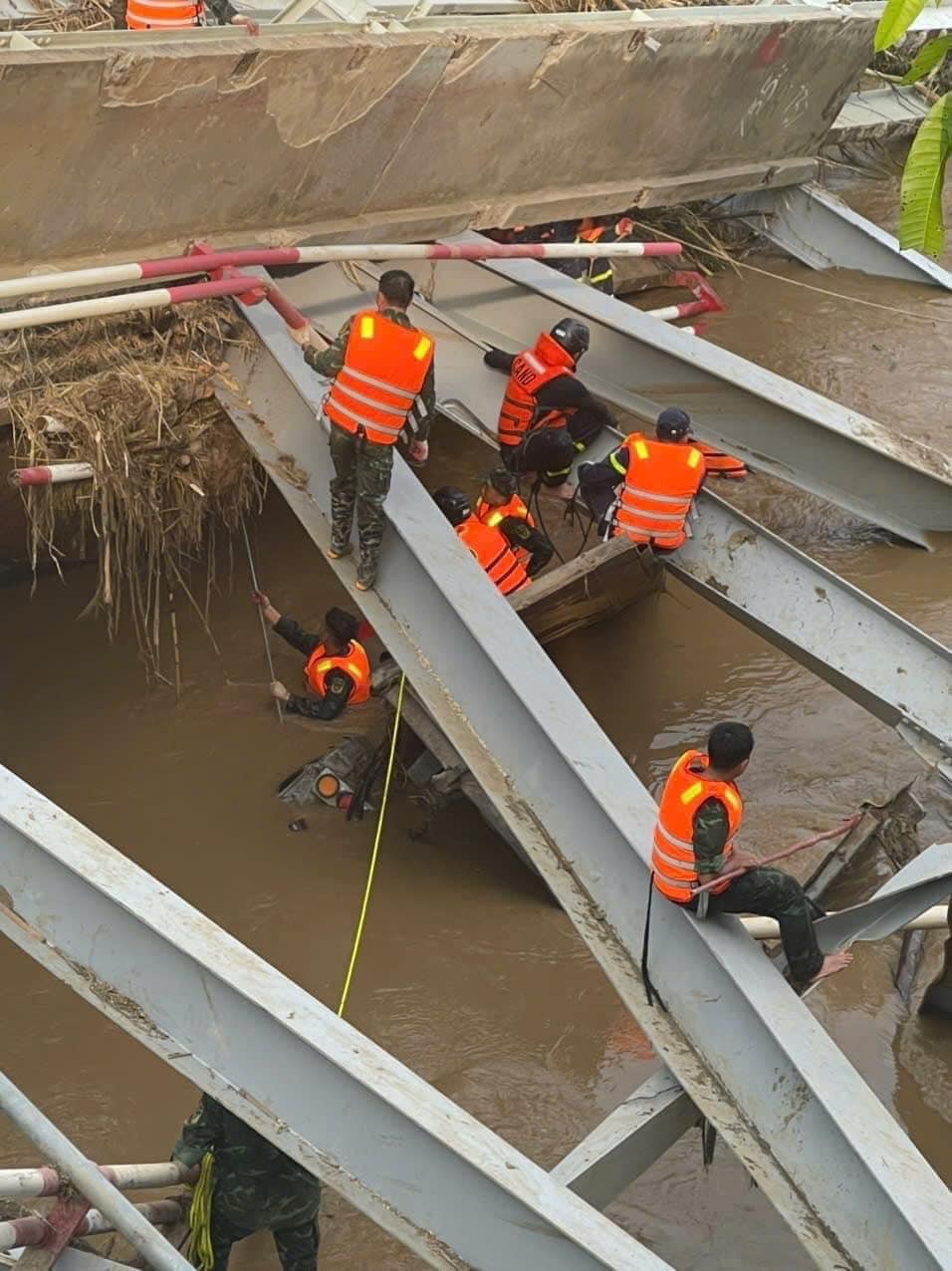Đang tiến hành trục vớt xe đầu kéo rơi xuống sông trong vụ sập cầu Phong Châu Đang tiến hành trục vớt xe đầu kéo rơi xuống sông trong vụ sập cầu Phong Châu