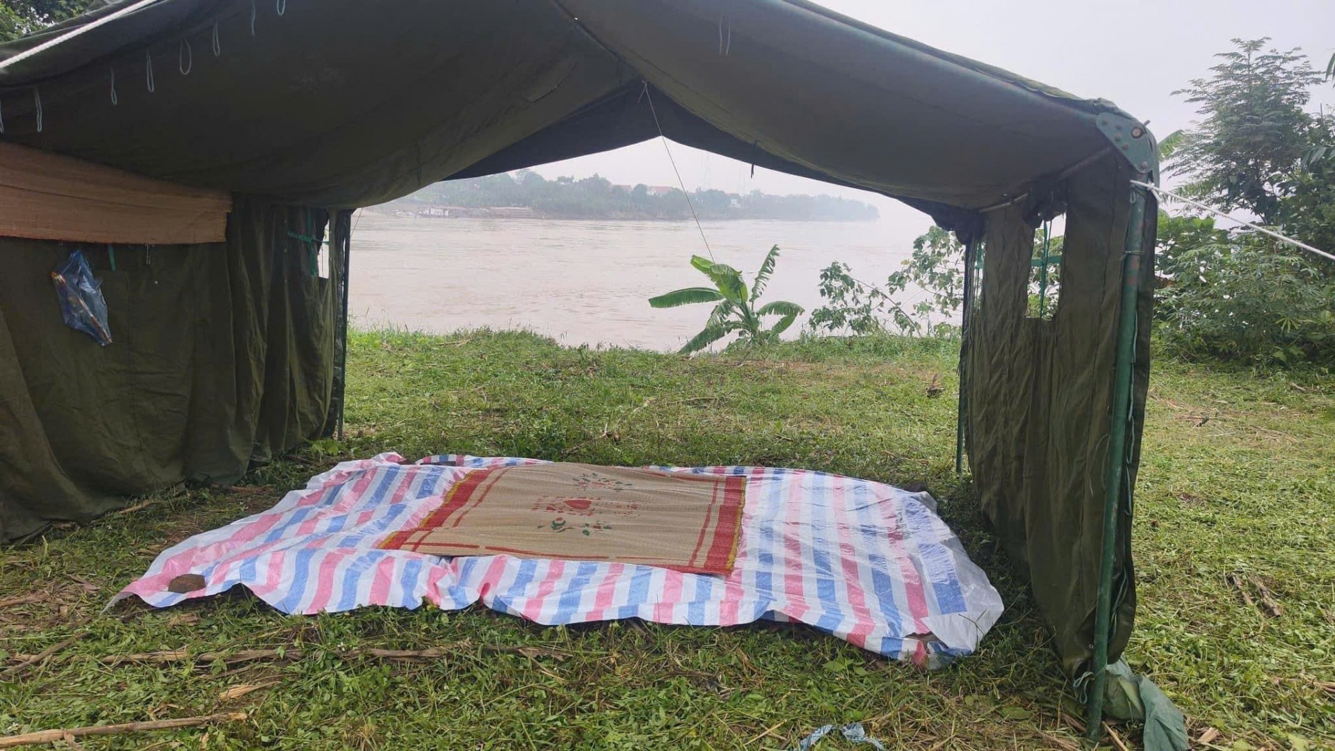 Đang tiến hành trục vớt xe đầu kéo rơi xuống sông trong vụ sập cầu Phong Châu Đang tiến hành trục vớt xe đầu kéo rơi xuống sông trong vụ sập cầu Phong Châu