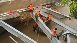 Đang tiến hành trục vớt xe đầu kéo rơi xuống sông trong vụ sập cầu Phong Châu