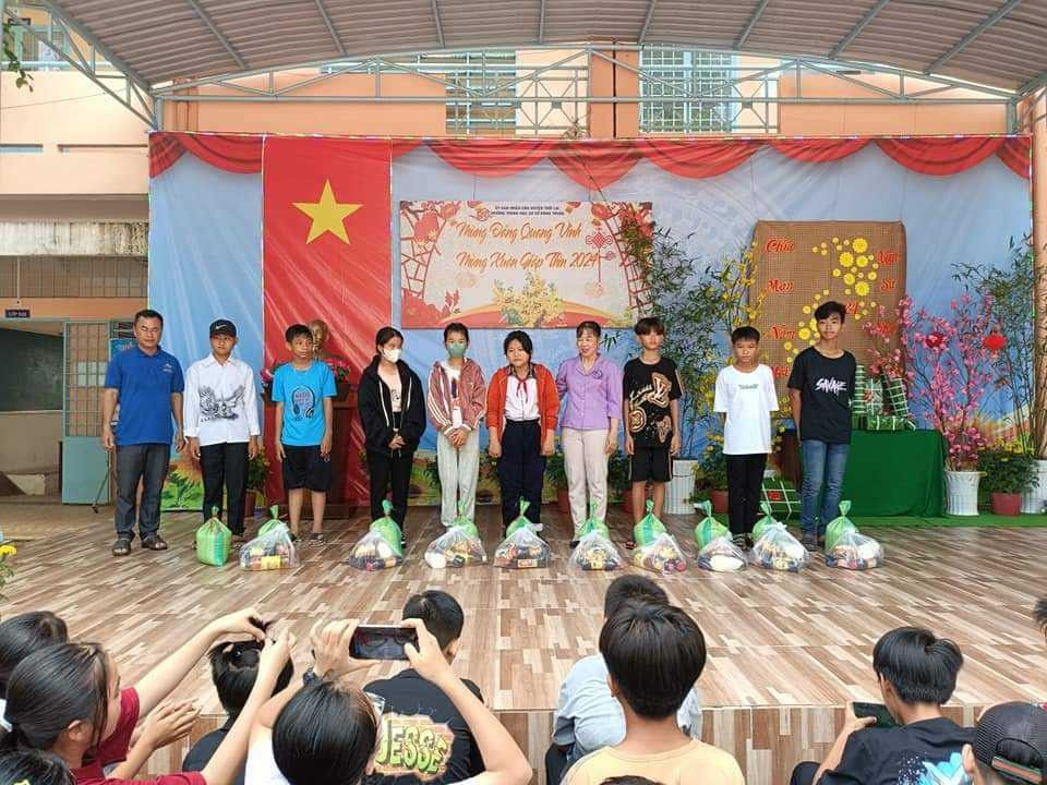 Cô Huỳnh Kim Diệu - người “truyền lửa” nhiệt huyết của Công đoàn Trường THCS Đông Thuận Cô Huỳnh Kim Diệu - người “truyền lửa” nhiệt huyết của Công đoàn Trường THCS Đông Thuận