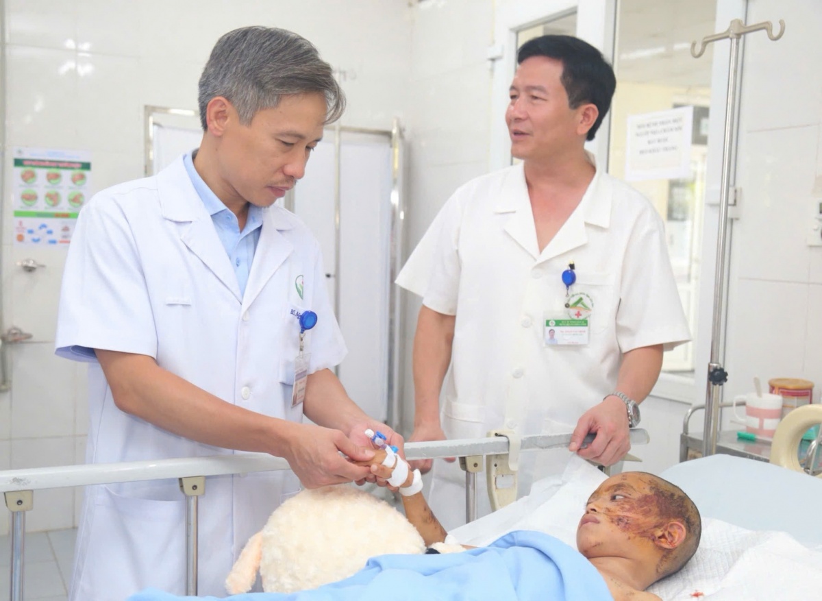 Ngành Y tế sát cánh cùng đồng bào vùng lũ: Không thu viện phí, chăm sóc sức khỏe tận tình